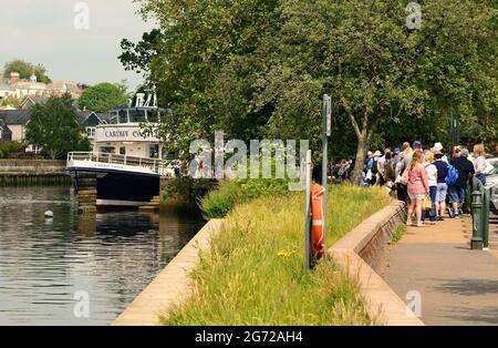 Une scène animée à Totnes sur la rivière Dart comme une file d'attente de gens attendent de monter à bord des bateaux à aubes de Dartmouth 'Cardiff Castle' pour un voyage à Dartmouth. Banque D'Images