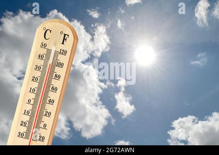 Thermomètre indiquant une température élevée. Concept de chaleur d'été Banque D'Images