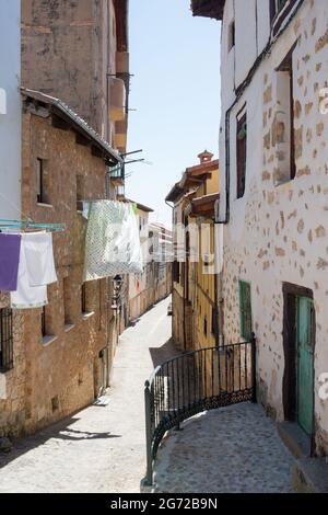 Rue vide à Poza de la Sal, Merindades, Burgos, Espagne, Europe. Vêtements séchant sous le soleil. Banque D'Images