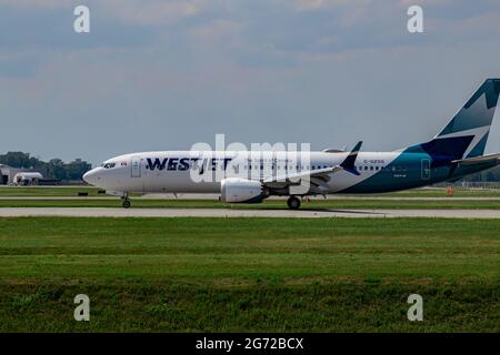 Montréal, Québec, Canada - 06 27 2021: WestJet Boeing 737-8 MAX débarque à Montréal. Enregistrement C-GZSG. Banque D'Images