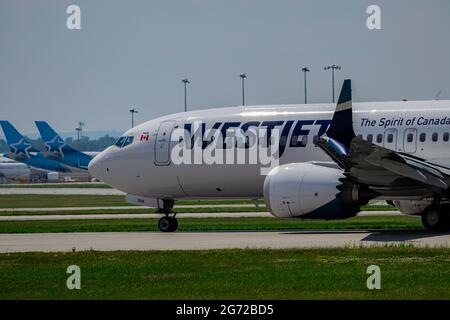 Montréal, Québec, Canada - 06 27 2021: WestJet Boeing 737-8 MAX débarque à Montréal. Enregistrement C-GZSG. Banque D'Images