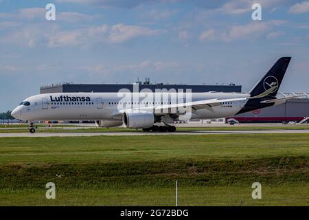 Montréal, Québec, Canada - 06 27 2021 : Lufthansa Airbus A350-900 avec le nouvel atterrissage de la décoration à Montréal. Banque D'Images