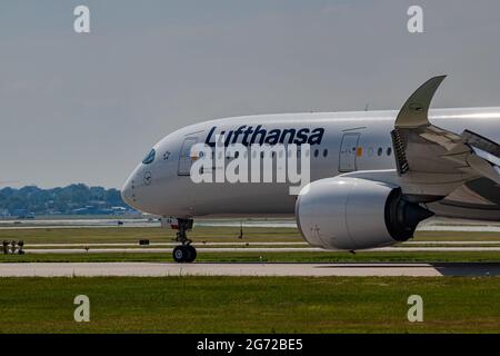 Montréal, Québec, Canada - 06 27 2021 : Lufthansa Airbus A350-900 avec le nouvel atterrissage de la décoration à Montréal. Banque D'Images