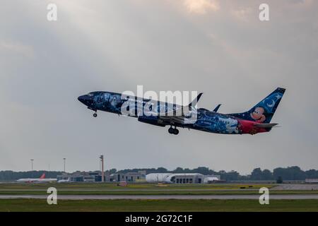 Montréal, Québec, Canada - 07 07 2021 : la décoration Walt Disney World de WestJet à l'occasion de leur départ de Montréal de 737 unités. Enregistrement C-GWSZ Banque D'Images