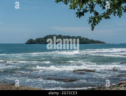 L'île d'Uvita près de Limon, au Costa Rica, est l'endroit où Columbus a ancré ses navires en 1502. Banque D'Images