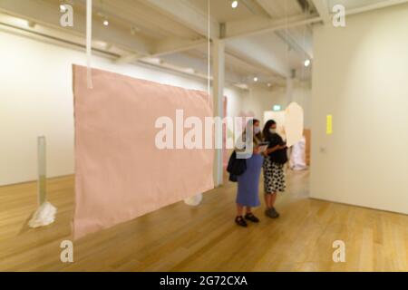 Édimbourg, Écosse. Samedi 10 juillet 2021. Les premiers visiteurs retournent à la galerie Fruitmarket qui a été fermée pendant deux ans au cours d'une refonte, d'une expansion et d'une rénovation de 4,3 millions de livres. L'exposition d'ouverture est "Sculptures (2001–2021): Détails d'une rétrospective" par l'artiste écossais renommé Karla Black qui a été nominé pour le Prix Turner en 2011 et a également représenté l'Écosse à la Biennale de Venise. Banque D'Images