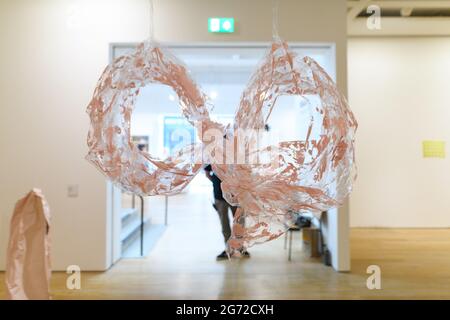 Édimbourg, Écosse. Samedi 10 juillet 2021. Les premiers visiteurs retournent à la galerie Fruitmarket qui a été fermée pendant deux ans au cours d'une refonte, d'une expansion et d'une rénovation de 4,3 millions de livres. L'exposition d'ouverture est "Sculptures (2001–2021): Détails d'une rétrospective" par l'artiste écossais renommé Karla Black qui a été nominé pour le Prix Turner en 2011 et a également représenté l'Écosse à la Biennale de Venise. Banque D'Images