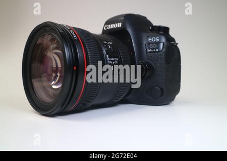 Appareil photo Canon EOS 6D Mark II avec objectif zoom EF 24-70 mm 1: 4L IS USM Banque D'Images