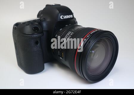 Appareil photo Canon EOS 6D Mark II avec objectif zoom EF 24-70 mm 1: 4L IS USM Banque D'Images