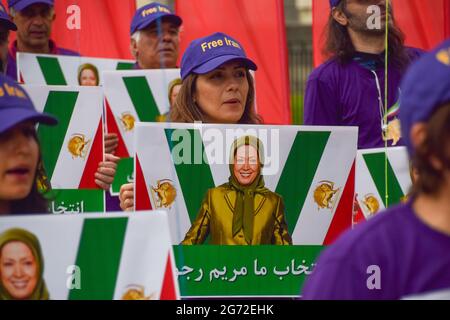 Londres, Royaume-Uni. 10 juillet 2021. Les manifestants tiennent des photos de Maryam Rajavi à l'extérieur de Downing Street pendant le Sommet mondial de l'Iran libre. (Crédit : Vuk Valcic / Alamy Live News)