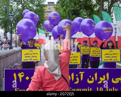 Londres, Royaume-Uni. 10 juillet 2021. Des manifestants se sont rassemblés devant Downing Street pour le Sommet mondial de l'Iran libre. (Crédit : Vuk Valcic / Alamy Live News) Banque D'Images