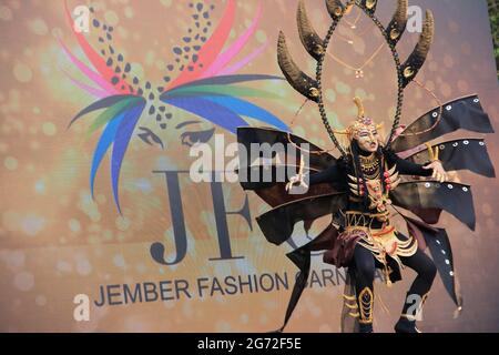 Jember Fashin Carnaval (JFC) les participants portant des costumes sont en action sur scène. Banque D'Images