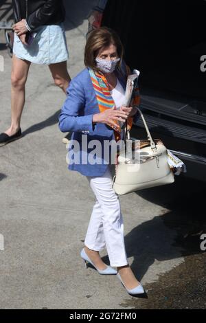 Atlanta, Géorgie, États-Unis. 10 juillet 2021. La présidente de la Chambre des représentants des États-Unis, Nancy Pelosi, arrive à Atlanta, en Géorgie, de l'aéroport national Ronald Reagan de Washington le 10 juillet 2021. Crédit : Mpi34/Media Punch/Alamy Live News Banque D'Images