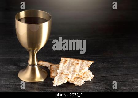 Sainte Communion ou le dîner des lords sur une table en bois noir Banque D'Images