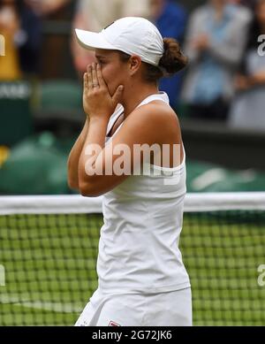 Londres, GBR. 10 juillet 2021. London Wimbledon Championships Day 12 10/07/2021 Ash Barty (AUS) vêtu d'un hommage à son héroïne Evonne Goolagong Cawley, une réplique de robe festonnée remporte la finale féminine Singles Credit: Roger Parker/Alamy Live News Banque D'Images