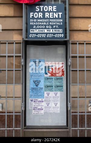 Glasgow, Écosse, Royaume-Uni. 10 juillet 2021. Des signes américains de l'époque des années 1960 s'ouvraient aux vitrines pour le tournage du dernier film de l'Indiana Jones dans le centre-ville. Credit: SKULLY/Alay Live News Banque D'Images