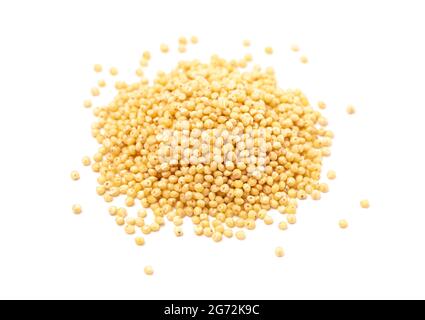 Grains de perle de millet entier isolés sur un fond blanc Banque D'Images