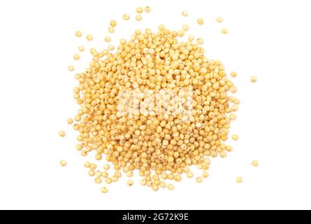 Grains de perle de millet entier isolés sur un fond blanc Banque D'Images