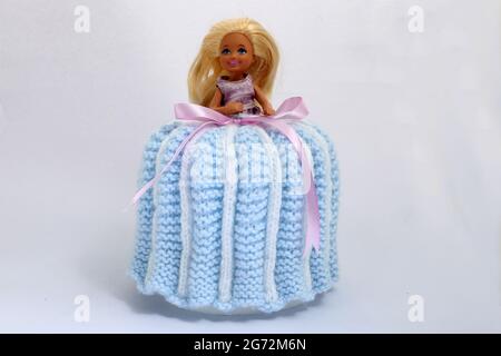 Poupée de toilette, une poupée Barbie avec robe crochet sur un rouleau de toliet Banque D'Images