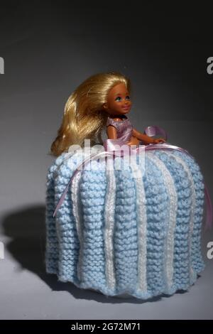 Poupée de toilette, une poupée Barbie avec robe crochet sur un rouleau de toliet Banque D'Images