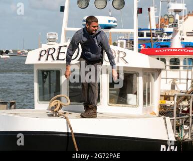 Main sur un bateau de pêche Banque D'Images