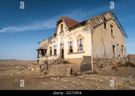 Maison abandonnée dans la ville fantôme de Kolmanskop près de Luderitz, désert du Namib, Namibie. Banque D'Images