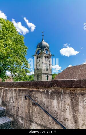 Le clocher de l'église de la ville médiévale d'Eglisau en Suisse, dans un jour de printemps ensoleillé et chaud Banque D'Images