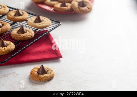 Biscuits de fleur de beurre de cacahuète classiques sur un comptoir de cuisine Banque D'Images