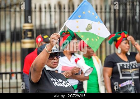 Londres, Royaume-Uni. 10 juillet 2021. Un manifestant fait la vague d'un drapeau de la République d'Oduwa pendant la manifestation. Les gens ont manifesté pour réclamer la démission du président nigérian Muhammadu Buhari à la suite du présumé génocide dans la région du Sud-est et mettre fin au meurtre de jeunes Igbo au Nigeria. Crédit : SOPA Images Limited/Alamy Live News Banque D'Images
