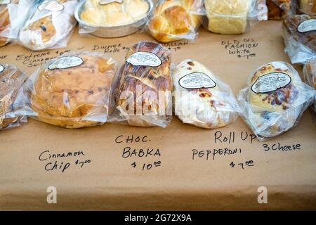 Le marché agricole, connu sous le nom de marché du samedi, a de nombreux vendeurs, y compris ce boulanger qui vend une variété de délicieux produits de pain. Banque D'Images