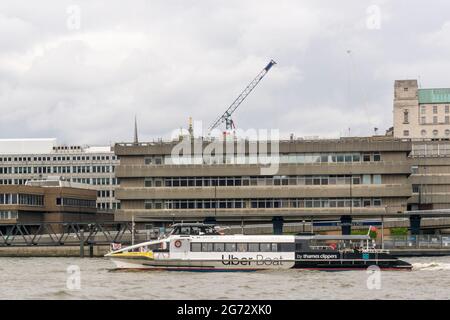 Un bateau Uber Clippers sur la Tamise qui passe devant Blackfriars Pier, à Londres. Banque D'Images