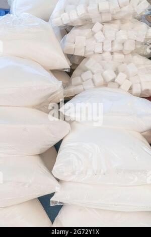 pile de cube et de sucre granulé dans des sacs transparents sur le marché Banque D'Images