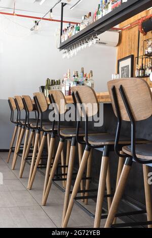 Bar et tabourets de bar dans un restaurant italien. Intérieur Banque D'Images