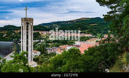 Vue de dessus du village de Laviano, Campanie, Italie Banque D'Images
