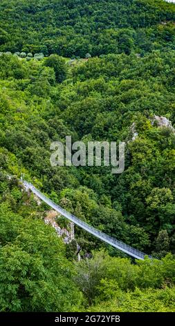 Vue de dessus du pont tibétain de Laviano, Campanie, Italie Banque D'Images