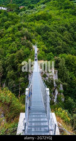 Vue sur le pont tibétain de Laviano, Campanie, Italie Banque D'Images