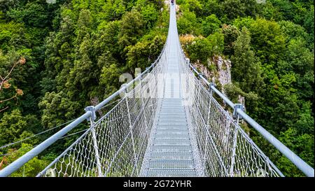 Vue sur le pont tibétain de Laviano, Campanie, Italie Banque D'Images