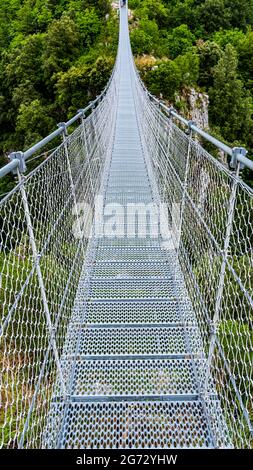 Vue sur le pont tibétain de Laviano, Campanie, Italie Banque D'Images