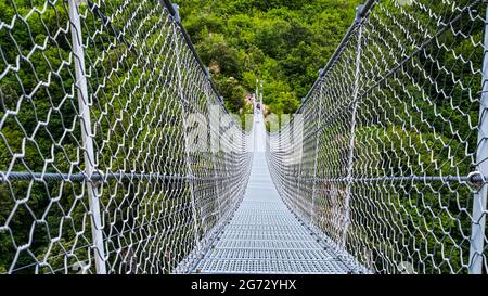 Vue sur le pont tibétain de Laviano, Campanie, Italie Banque D'Images