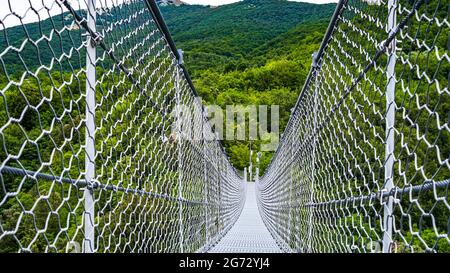 Vue sur le pont tibétain de Laviano, Campanie, Italie Banque D'Images