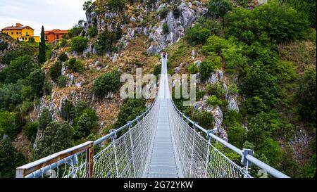 Vue sur le pont tibétain de Laviano, Campanie, Italie Banque D'Images