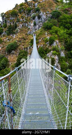 Vue sur le pont tibétain de Laviano, Campanie, Italie Banque D'Images