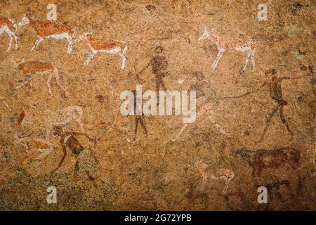 Ancienne peinture de roche connue sous le nom de la Vierge Blanche de Brandberg située au pied de la montagne de Brandberg à Damaraland, Namibie, Afrique. Banque D'Images