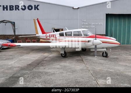 L'atelier Stanley Roberts, du Northbrook College à l'aéroport de Shoreham, à l'aéroport de Brighton City, avec un 1966 Piper PA-30-160 B Twin Comanche à l'extérieur Banque D'Images