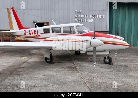 L'atelier Stanley Roberts, du Northbrook College à l'aéroport de Shoreham, à l'aéroport de Brighton City, avec un 1966 Piper PA-30-160 B Twin Comanche à l'extérieur Banque D'Images