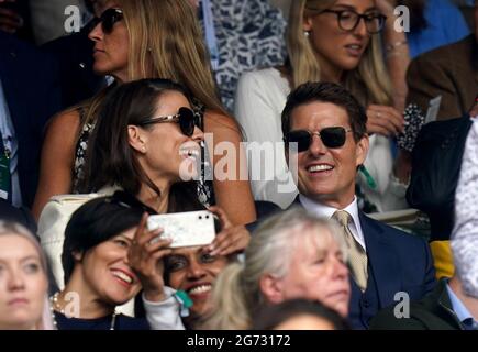 Tom Cruise et Hayley Atwell dans les tribunes pendant qu'ils regardent la finale des célibataires pour dames entre Ashleigh Barty et Karolina Pliskova sur le court du centre le 12 jour de Wimbledon au All England Lawn tennis and Croquet Club, Wimbledon. Date de la photo: Samedi 10 juillet 2021. Banque D'Images