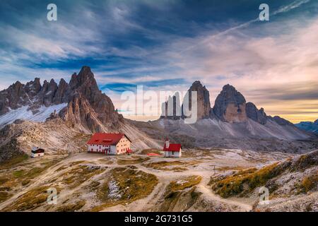 Coucher de soleil paysage de l'automne magnifique Alpes Dolomites sur fond bleu ciel nuageux Banque D'Images