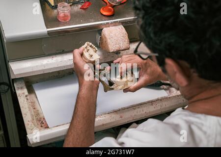 Technicien préparant le mécanisme d'articulation d'une prothèse dentaire Banque D'Images