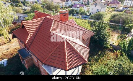 Vue aérienne du toit rouge d'une nouvelle maison dans un petit village. Toit carrelé Banque D'Images