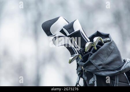 Clubs de golf dans un sac sur une voiturette sur un terrain de golf. Banque D'Images